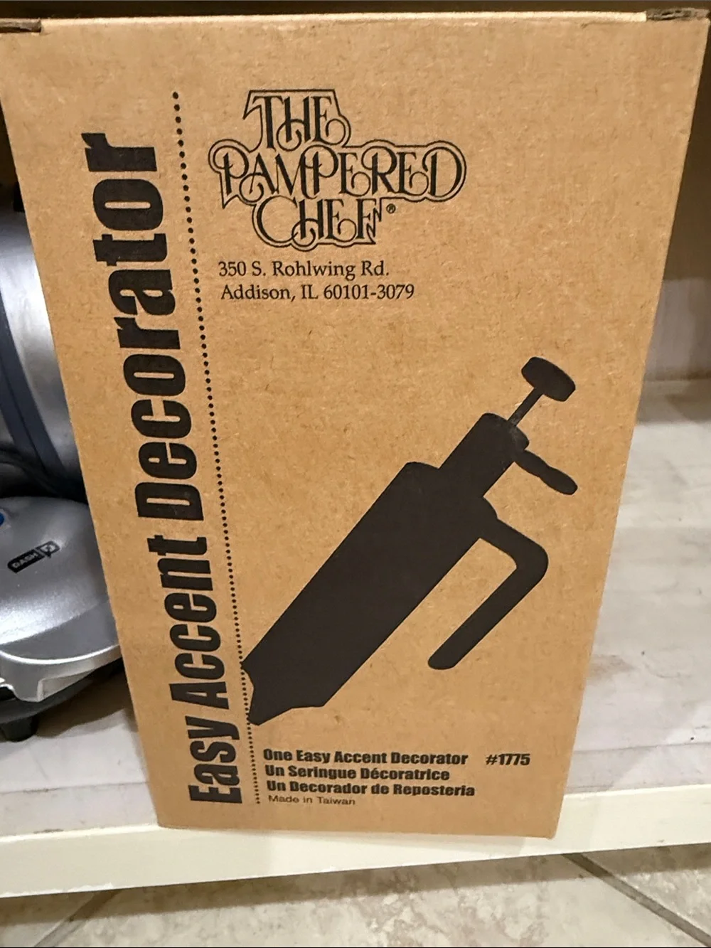 The Pampered Chef Easy Accent Decorator - Brown and Black Packaging